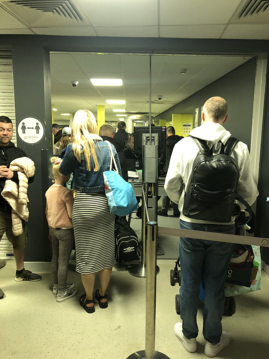 pwinrow75's tweet photo. @jet2tweets @LBIAirport absolute shambles!!! Surely you could find more than one person for passport control!!! https://t.co/rp9bBvBsbN