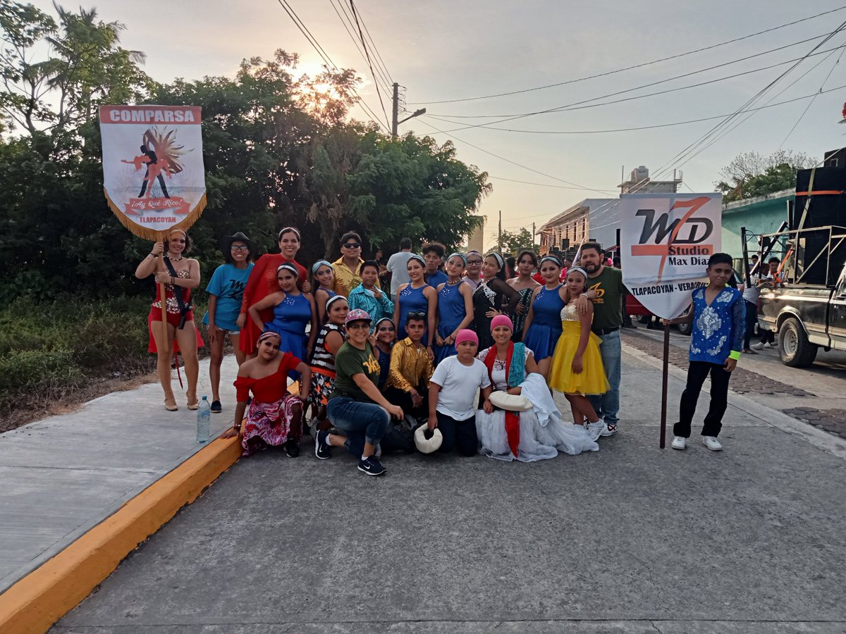 lupitalapotra's tweet photo. Primer desfile de paseo en el carnaval de las fiestas de la marina en #Nautla Veracruz 🥳... #MDStudio TLapacoyan presente y adivinen quienes somos los jarochitos 🫣🤭 el iguano que es mi hijo y yo https://t.co/1hXNUchC8G