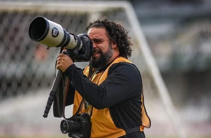 _JefersonBFR's tweet photo. Esse é o Vitor Silva, fotógrafo do Botafogo, emocionado por ter seu nome, merecidamente, cantado pela torcida do Botafogo. https://t.co/xLzthtd05k