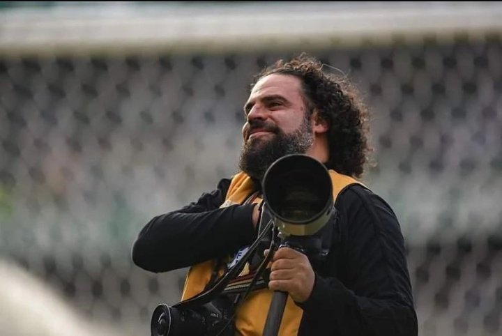 _JefersonBFR's tweet photo. Esse é o Vitor Silva, fotógrafo do Botafogo, emocionado por ter seu nome, merecidamente, cantado pela torcida do Botafogo. https://t.co/xLzthtd05k