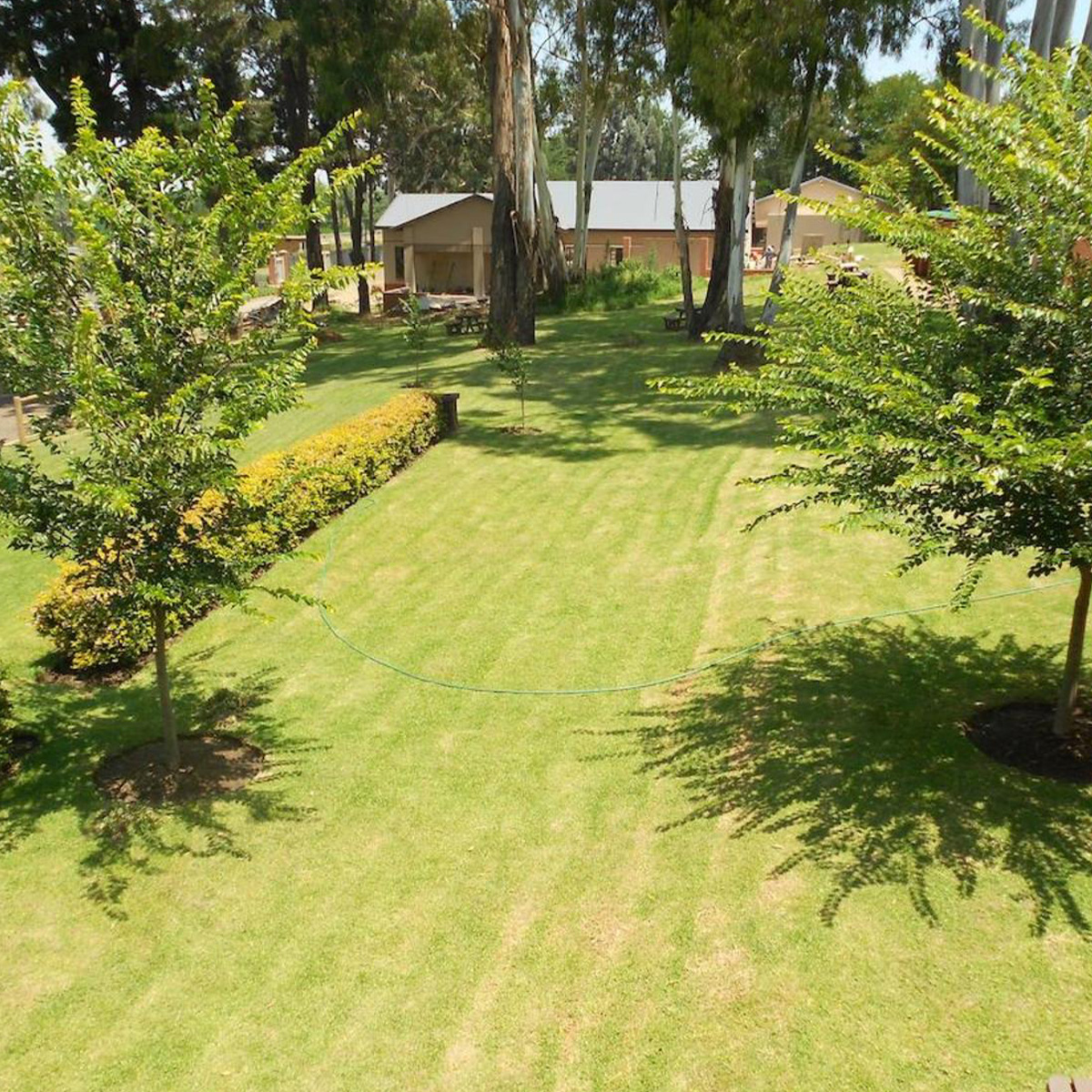 Bethal Bluegum Lodge is an attractive red face-brick bed and breakfast in the heart of the Cosmos Country in Mpumalanga, perfect for a getaway. Book now! bit.ly/3PQu6UR
📍 Bethal - Mpumalanga 
💳 R445  
🏠 Per person sharing