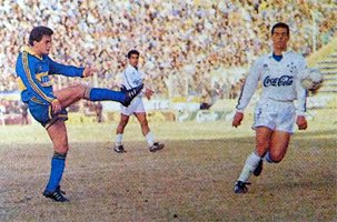 marto_m3's tweet photo. Hoy hace 30 años (31/05/1992) 🇦🇷#BOCA ganaba la 🏆#CopaMaster92 al Ganar 2-1 (27' Soñora y 74' Giuntini)  vs 🇧🇷#CRUZEIRO en Velez. Fue la 6° copa Internac. de 18 y el titulo ⭐41 de 72 /  DT= Oscar Tabarez. 🎥 https://t.co/WlFPAqSBRP / #MartoCopaInt https://t.co/Anv6PCBK1s