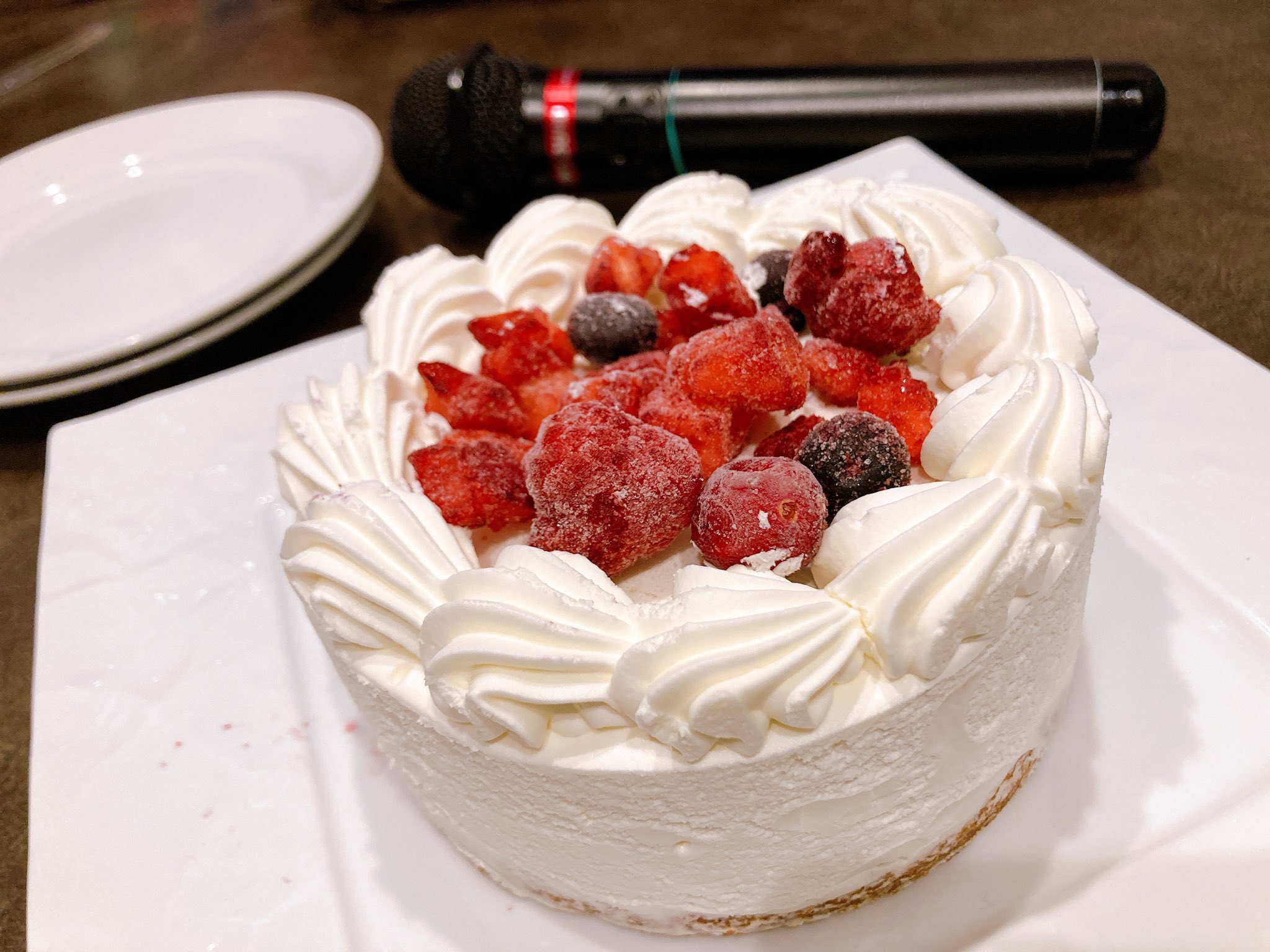 成宮るい Joysoundで友達とホールケーキ食べたよ 友達と お誕生日クーポンこんなに豪華だとはびっくりだ 飯テロ開始なる 飯テロ ケーキ T Co Fukedcqrgo Twitter