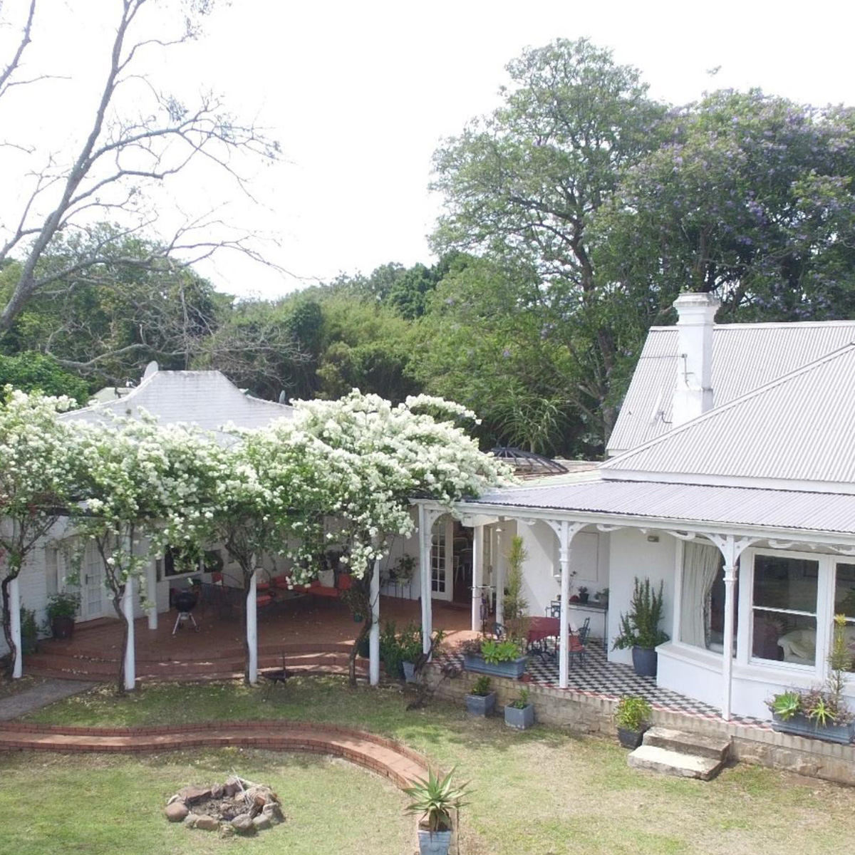 Sugar Hill Manor Guest House offers stylish country accommodation with magnificent country views in a large, colourful garden setting in Eshowe, Zululand, KZN. Book now! bit.ly/3Nqg2iJ
📍 Eshowe – KwaZulu-Natal 
💳 R300  
🏠 Per person sharing