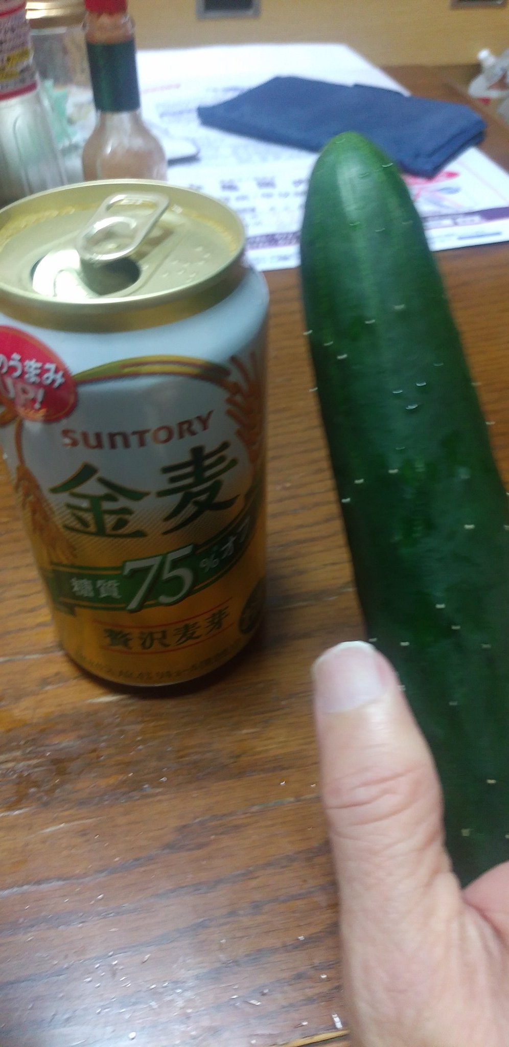 赤服のおじさん 休みの朝に採れたてのキュウリ丸かじりで飲んでま す T Co N0xxipm5qe Twitter