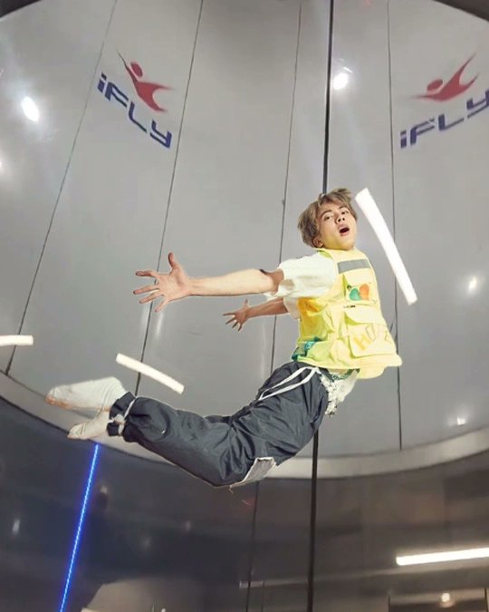 Fanseeu_Trace's tweet photo. <IFLY Loudoun>
Taehyung and Jin visited "iFLY" Loudoun, Washington DC and indoor skydiving place

🛩️20315 Commonwealth Center Dr, Ashburn, VA 20147, United States
#btsmap #btstour #btsart #btsexhibition #btslocation #btsplace #btsmap #btsupdates #방탄소년단 #방탄지도 https://t.co/YMF1rXrOtS