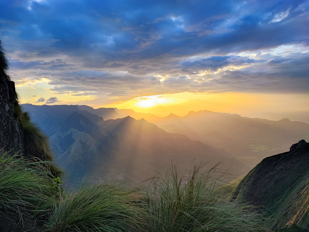 karthic_s's tweet photo. Kolukkumalai Sunrise Spot..
#KlickedbyK 📷 #NOFILTER #Mi11TPro https://t.co/0VDwTbJcm3
