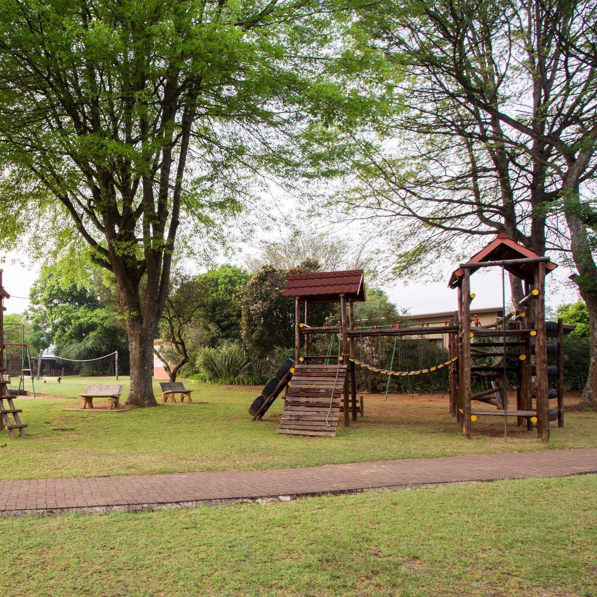 Check into the family-orientated Merry Pebbles Resort to explore the waterfalls around Sabie, swing off of Graskop Gorge, or visit God’s Window. bit.ly/3IFFXBb
📍 Sabie - Mpumalanga 
💳 R550
🏠 Per unit