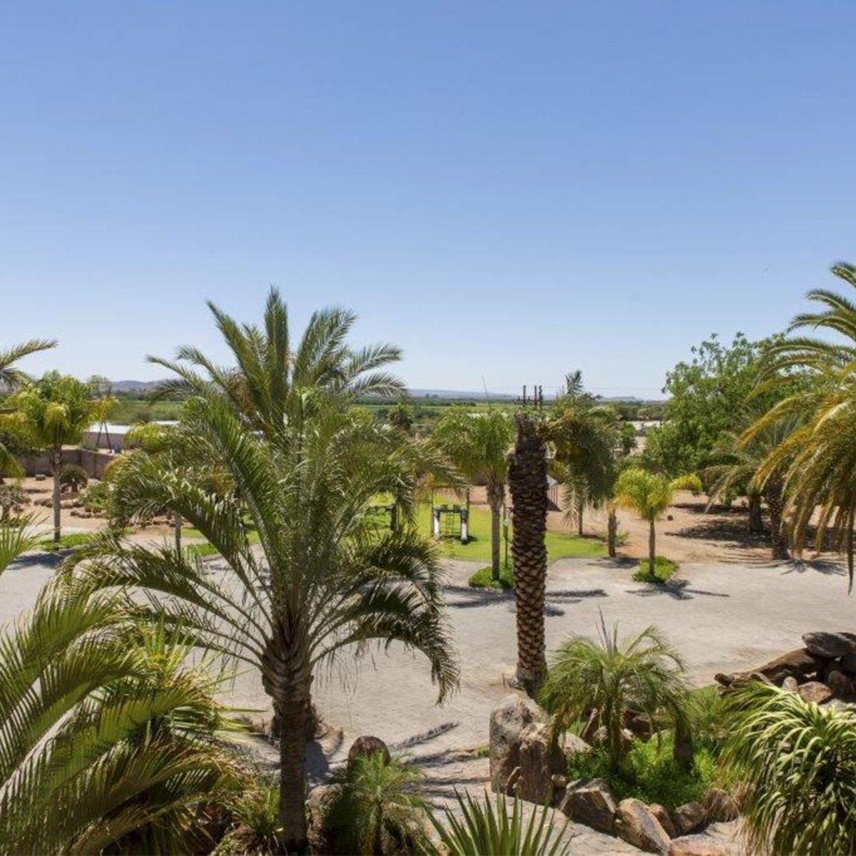 Enjoy accommodation with unique, untouched beauty with endless stretches of green vineyards and serene mountain ranges at Augrabies Falls Lodge and Camp. bit.ly/3lUWZBt
📍 Augrabies Falls National Park  
💳 R480  
🏠 Per person sharing