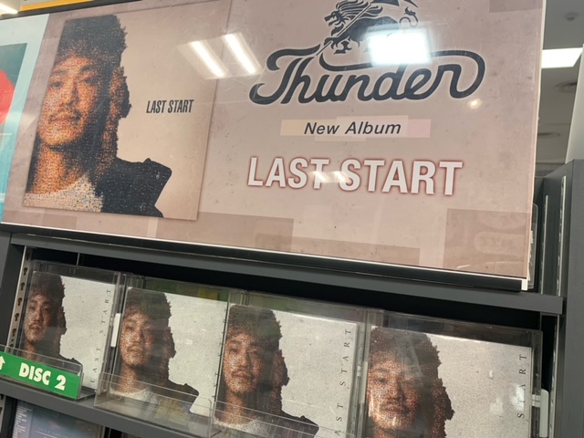 TOWER_NagoyaPrc's tweet photo. 【#THUNDER】
THUNDER🆕Album📀『#LASTSTART』ナゴパルにも入荷してます🙌業界を牽引するアーティストがフィーチャリングに参加もしている激必聴の今作！！ぜひフィジカルでも💽店頭にて試聴出来ます🎧🎶
#CD入荷情報 https://t.co/rMKRUIefLw