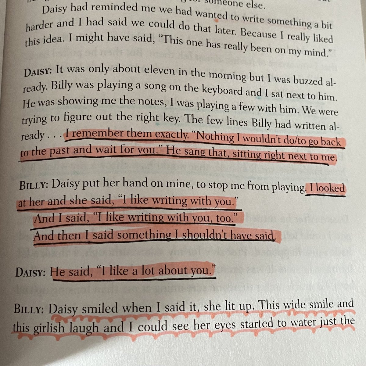 ladyofnorta's tweet photo. 📖: daisy jones &amp; the six https://t.co/h6dc38i6TW