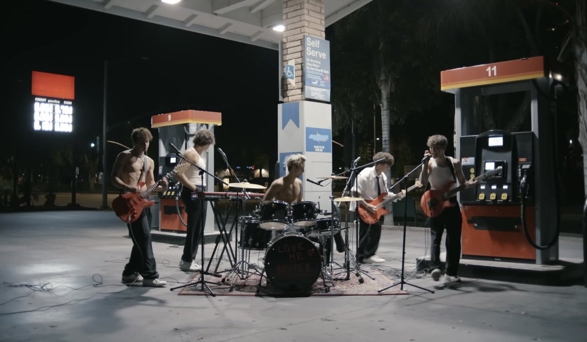 lMAGINEHERRON's tweet photo. why don’t we performed how do you love somebody in a parking lot, a gas station, a backyard, and a garage

next up: on tour
#HDYLSoutnow https://t.co/ErxIBfvgTn
