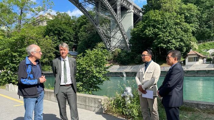detikcom's tweet photo. #Foto Pencarian Eril, putra Ridwan Kamil, yang hilang di Sungai Aare berlanjut. Ridwan Kamil bertemu Heinrich yang menolong Zara, adik Eril. Berikut momennya:

Foto: Dok. KBRI Bern https://t.co/EJsZ0RkkPI