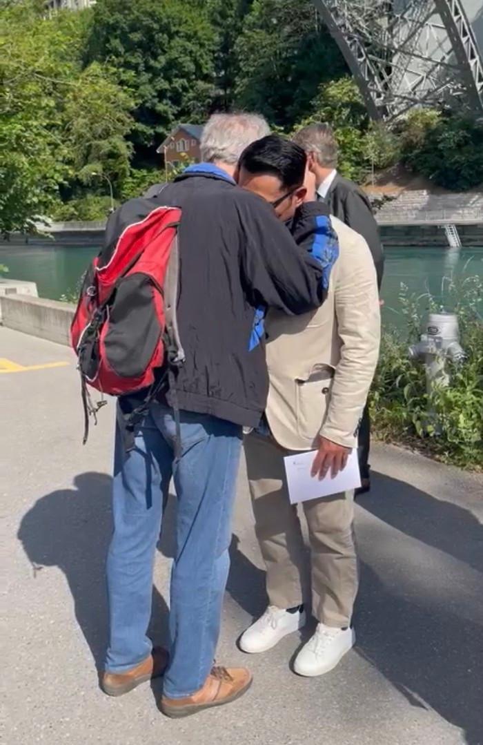 #Foto Pencarian Eril, putra Ridwan Kamil, yang hilang di Sungai Aare berlanjut. Ridwan Kamil bertemu Heinrich yang menolong Zara, adik Eril. Berikut momennya:

Foto: Dok. KBRI Bern