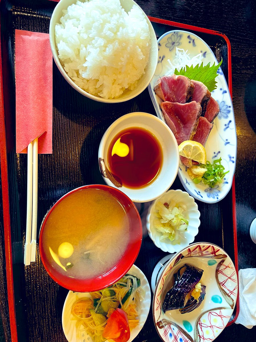 YAS46793133's tweet photo. 今日の紀州飯🍚
ランチでの訪店は2��目✌️
今日は紀州産の鰹タタキ定食♫
前回のマグロの中落ちにも負けない鮮度✨
外には人が居ないのに、店中は13:00でもまだまだ混雑💦
ランチリピートは暫く続きそう😁
#紀州飯
#ランチタイム
#タタキ
#鰹 https://t.co/QIYJRs7poU