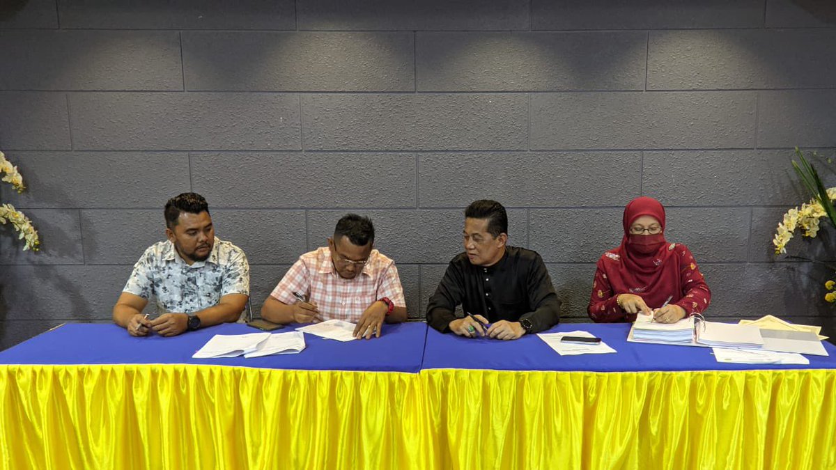 BkubJ's tweet photo. Majlis Menandatangani Dokumen Kontrak, Penyerahan SST oleh Tn. Pengarah JKR Negeri Trg @IrMdridzwan kpd Kontraktor Berjaya &amp; Serahan Surat Lantikan sbg S.0 kpd wakil JD @JKRMarang bg Projek Pembaikan Struktur Akibat Mendapan Tanah di IKBN Marang,Trg. @NorAsiahAbdull8 @MFahmi2nd https://t.co/w5HzHbtHpk