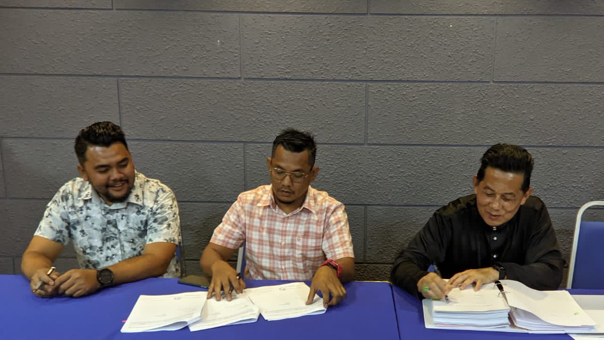 BkubJ's tweet photo. Majlis Menandatangani Dokumen Kontrak, Penyerahan SST oleh Tn. Pengarah JKR Negeri Trg @IrMdridzwan kpd Kontraktor Berjaya &amp; Serahan Surat Lantikan sbg S.0 kpd wakil JD @JKRMarang bg Projek Pembaikan Struktur Akibat Mendapan Tanah di IKBN Marang,Trg. @NorAsiahAbdull8 @MFahmi2nd https://t.co/w5HzHbtHpk