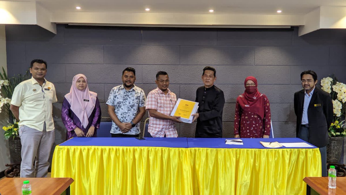 BkubJ's tweet photo. Majlis Menandatangani Dokumen Kontrak, Penyerahan SST oleh Tn. Pengarah JKR Negeri Trg @IrMdridzwan kpd Kontraktor Berjaya &amp; Serahan Surat Lantikan sbg S.0 kpd wakil JD @JKRMarang bg Projek Pembaikan Struktur Akibat Mendapan Tanah di IKBN Marang,Trg. @NorAsiahAbdull8 @MFahmi2nd https://t.co/w5HzHbtHpk
