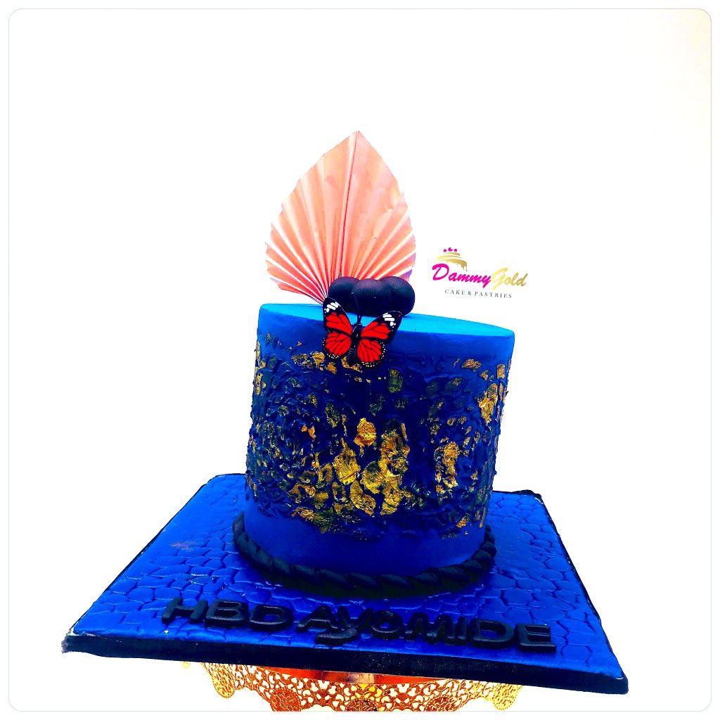 dammygold032's tweet photo. Cake sitting pretty 🥰😋🌹🔥✅

This work came in yesterday night  and got done and deliver before 8am this morning. If you’re still doubting to patronize us we don’t disappoint your surest  and reliable cake plug 🔌 ever 💯💯💯💯. https://t.co/MWVpjGPZBf