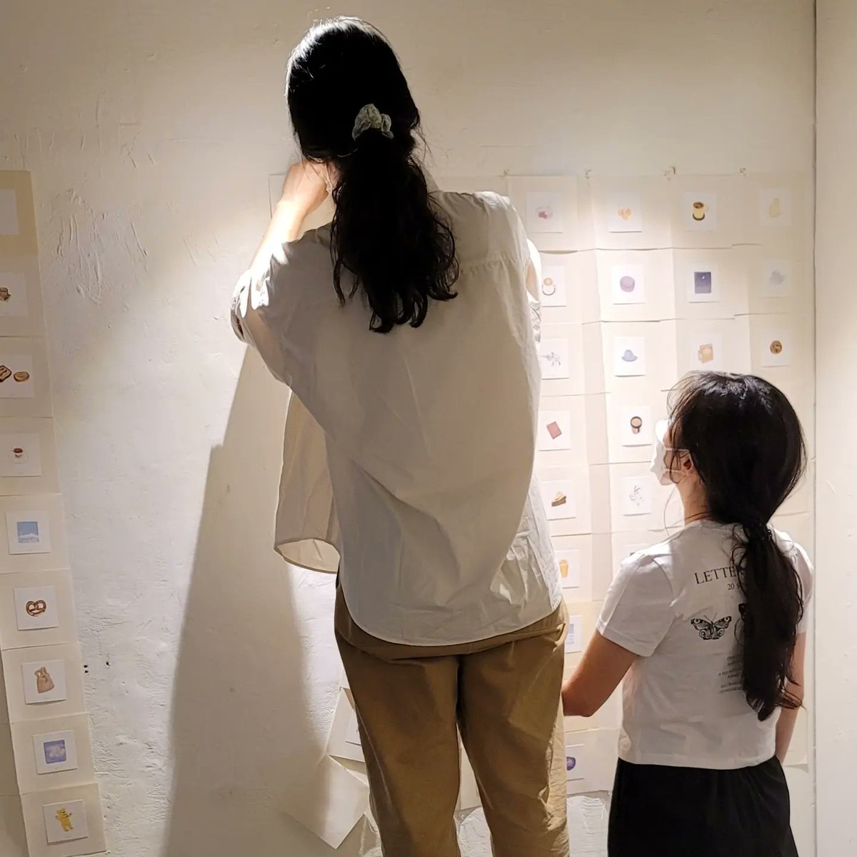 bplatform1's tweet image. 내일(6월 1일)부터 시작될 이야금 작가의&amp;lt;산책 기록&amp;gt;전시 설치중입니다.

*전시 ; 2022년 6월 1일~6월 12일*
*북토크 ; 2022년 6월 2일 7시  인스타그램 라이브방송

작가 사인본 구매 
naver.me/G0IMNspi

@loobrs 
#이희진 #산책기록 #독립출판