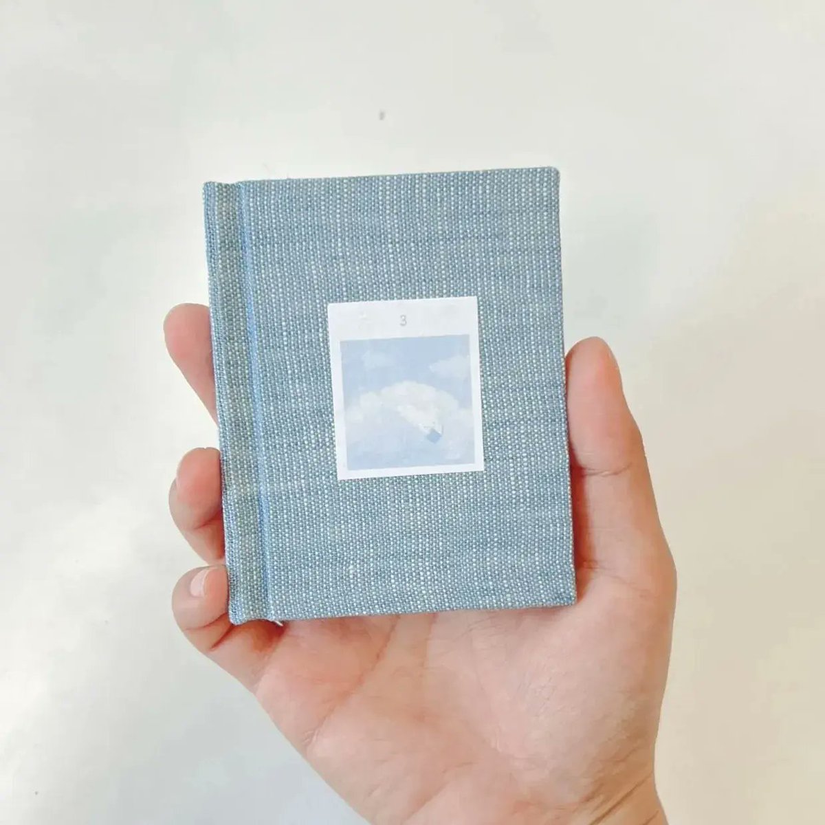 bplatform1's tweet image. 내일(6월 1일)부터 시작될 이야금 작가의&amp;lt;산책 기록&amp;gt;전시 설치중입니다.

*전시 ; 2022년 6월 1일~6월 12일*
*북토크 ; 2022년 6월 2일 7시  인스타그램 라이브방송

작가 사인본 구매 
naver.me/G0IMNspi

@loobrs 
#이희진 #산책기록 #독립출판