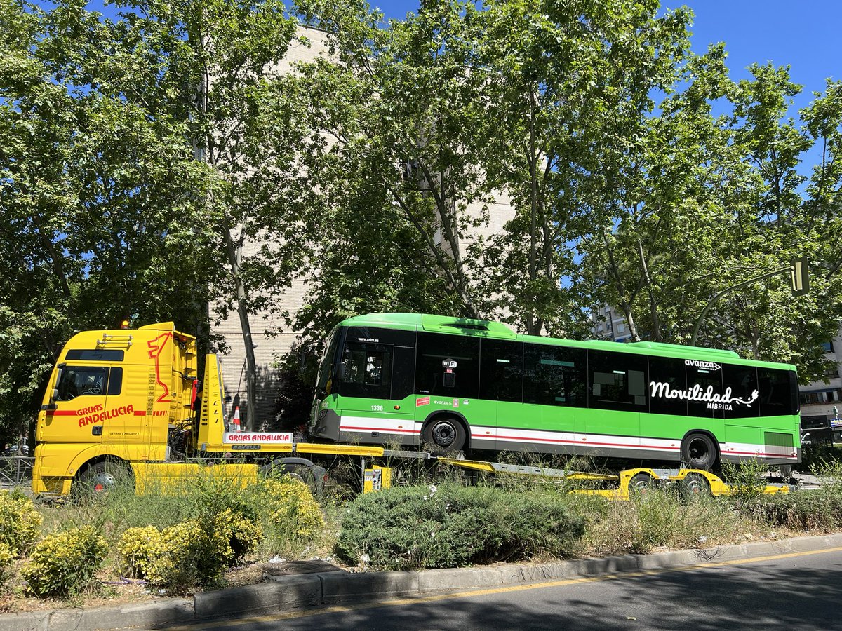 ParejoJoaquin's tweet photo. La primera vez que veo una #Blasa en una grúa en #Alcorcón #alcorcon #alcorconcity @Hardcorcon @baquerator @NewsEnsancheSur @crispy7612 https://t.co/SgcqVyvTor