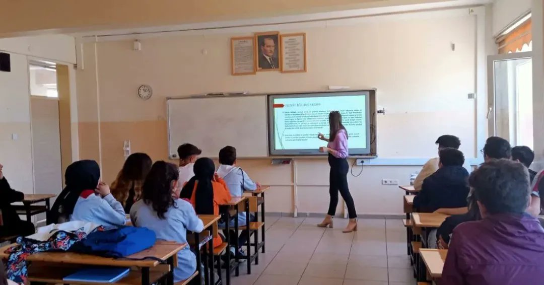 GSB_FarabiGM's tweet photo. Mavi yelekliler yine bildiğiniz gibi🤗
Felsefe bölümü tanıtımı ile Rotamızı Sosyal Bilimler Lisesine çeviren gönüllülerimiz gençlere bölüm seçimleri konusunda ışık tutmaya devam ediyor👩‍🏫💁‍♀️

#Merkezimheryerde
#EgitimTimi https://t.co/TmjxRHlguU