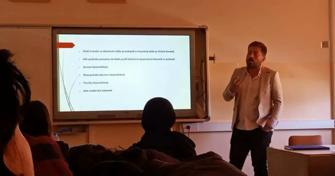 GSB_FarabiGM's tweet photo. Mavi yelekliler yine bildiğiniz gibi🤗
Felsefe bölümü tanıtımı ile Rotamızı Sosyal Bilimler Lisesine çeviren gönüllülerimiz gençlere bölüm seçimleri konusunda ışık tutmaya devam ediyor👩‍🏫💁‍♀️

#Merkezimheryerde
#EgitimTimi https://t.co/TmjxRHlguU