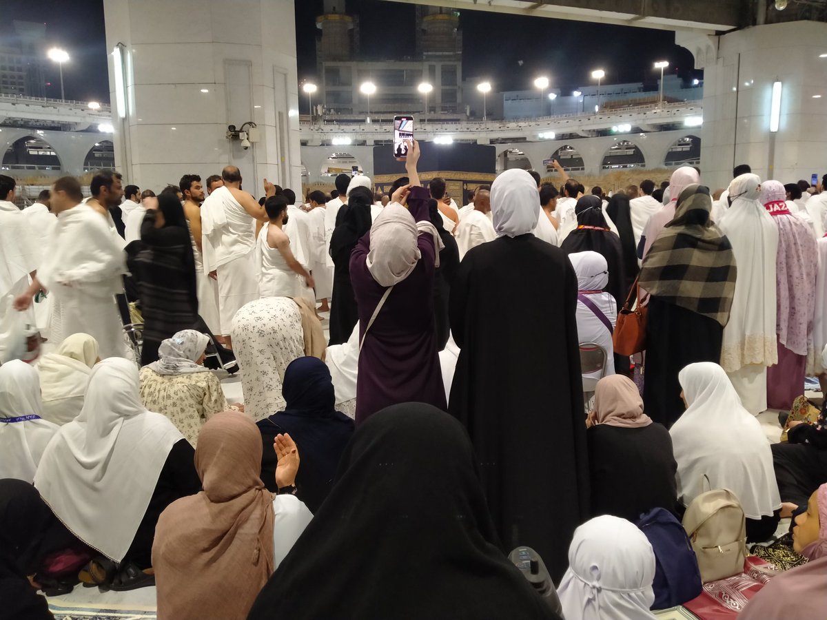 bittepls_'s tweet photo. The night He invited me to perform tahajjud, the night He has guided my heart to make doa for you, the night I sealed my feeling for you, right infront of the Ka'bah. SubahanAllah. - A https://t.co/y4HMVXUC71