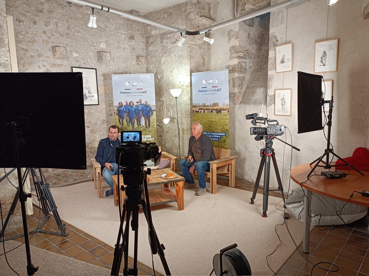 CrielCentre's tweet photo. En direct pour la #JournéeMondialeduLait - On visite une ferme en direct avec les écoles primaires de la région Centre-Val de Loire et on répond à toutes les questions des enfants!#CeuxQuiFontLeLait @Le_Cniel @cniel https://t.co/HGUS4iyQSr