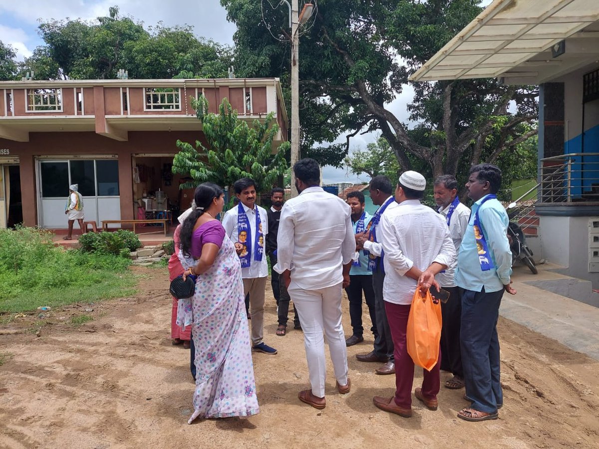 DrCKM_BSP's tweet photo. ನನ್ನೊಂದಿಗೆ ಬಹುಜನ ಸಮಾಜ ಪಕ್ಷದ ಜಿಲ್ಲಾಧ್ಯಕ್ಷರು, ಪಕ್ಷದ ಮುಖಂಡರು ಹಾಗೂ ಕಾರ್ಯಕರ್ತರು ಉಪಸ್ಥಿತರಿದ್ದು ಮತಯಾಚನೆಯಲ್ಲಿ ಪಾಲ್ಗೊಂಡರು.
#SupportBSP #SupportDrCKM #DrCKM #Elections2022 #Mysuru #Hassan #Mandya #Chamarajanagar https://t.co/o4xuuLDbWD