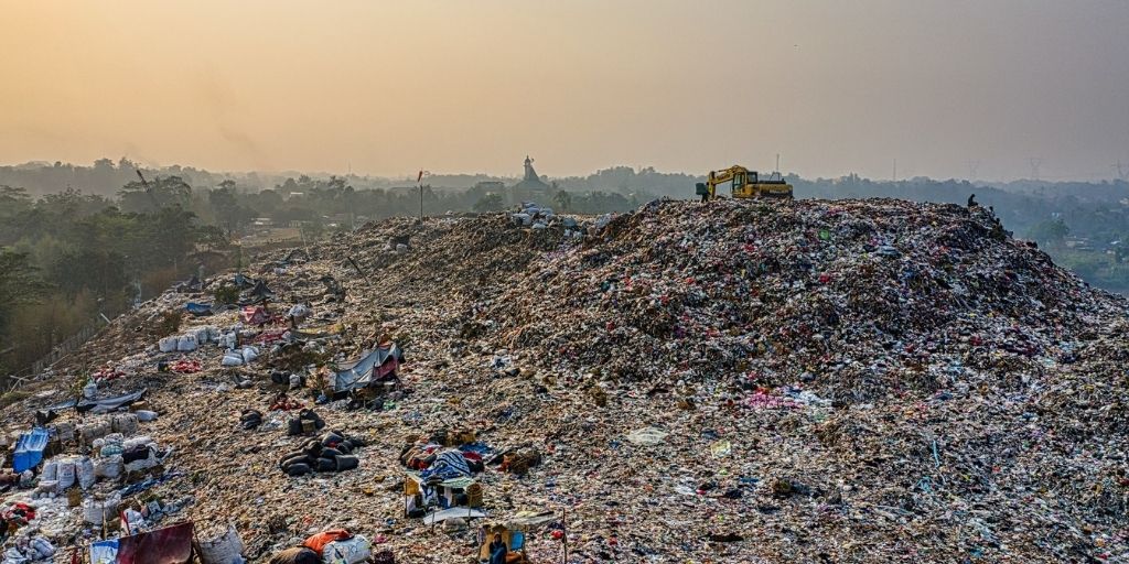 TaylorsUni's tweet photo. How does #fastfashion impact us? Our student writer Michelle Lee, explains the social impact of fast fashion and how sustainable fashion is the way to go. https://t.co/otvCEzeqrR
#TaylorsCollege #RiseWithTheBest #RiseTogether #TaylorSphere https://t.co/pTLnf6vDld