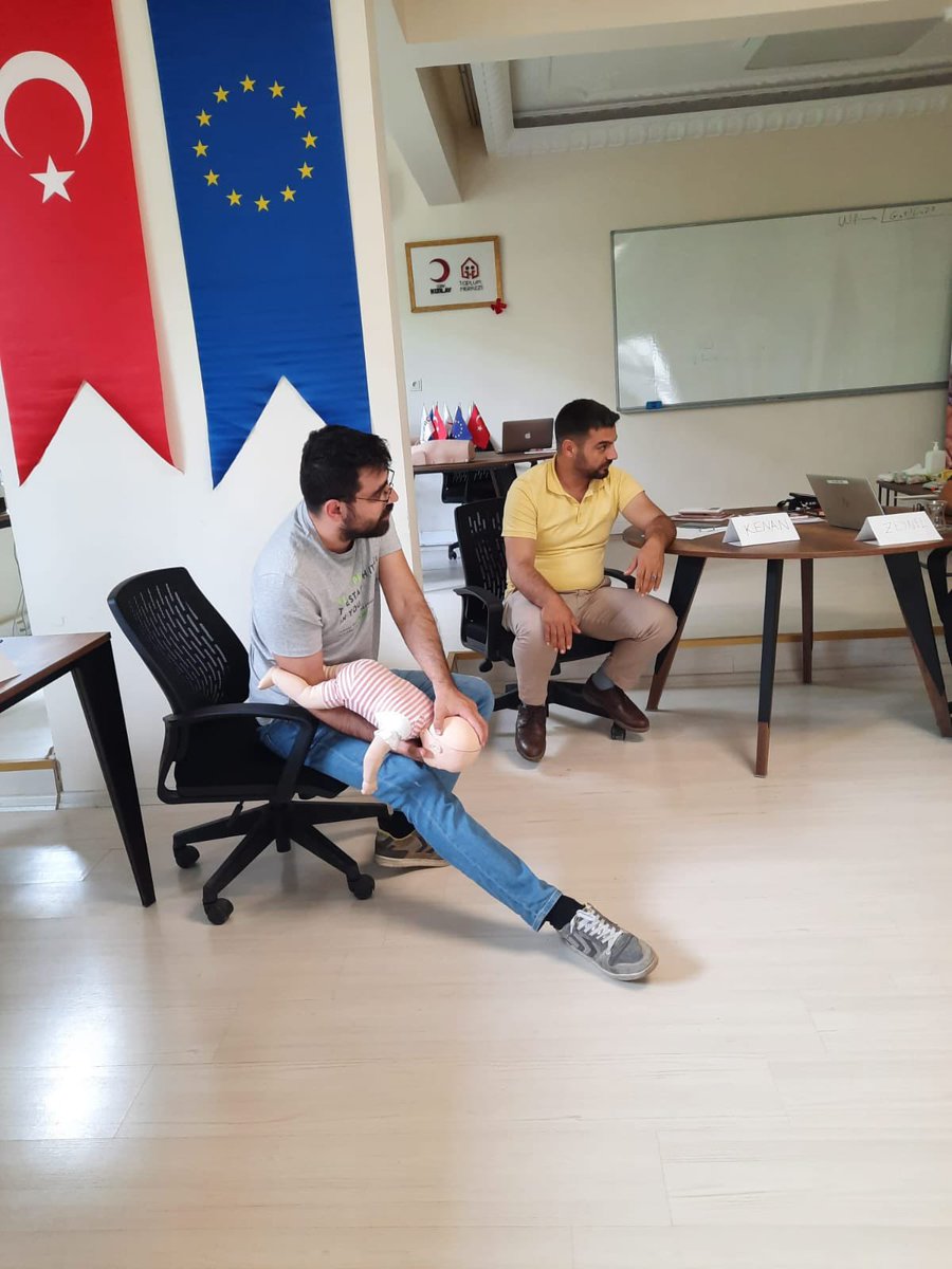 kizilaydiyarbkr's tweet photo. Uluslararası Kızılhaç ve Kızılay Dernekleri Fedarasyonu Gaziantep saha ofisi çalışma arkadaşlarına Türk Kızılay Diyarbakır Şube İlk Yardım Eğitim Merkezi olarak Gaziantep ilinde 2 günlük Temel İlk Yardım Eğitimi gerçekleştirdik.
@ifrc
@drkerem
@dr_ialtan
@Gazi_Alatas https://t.co/57Hb5IVngy