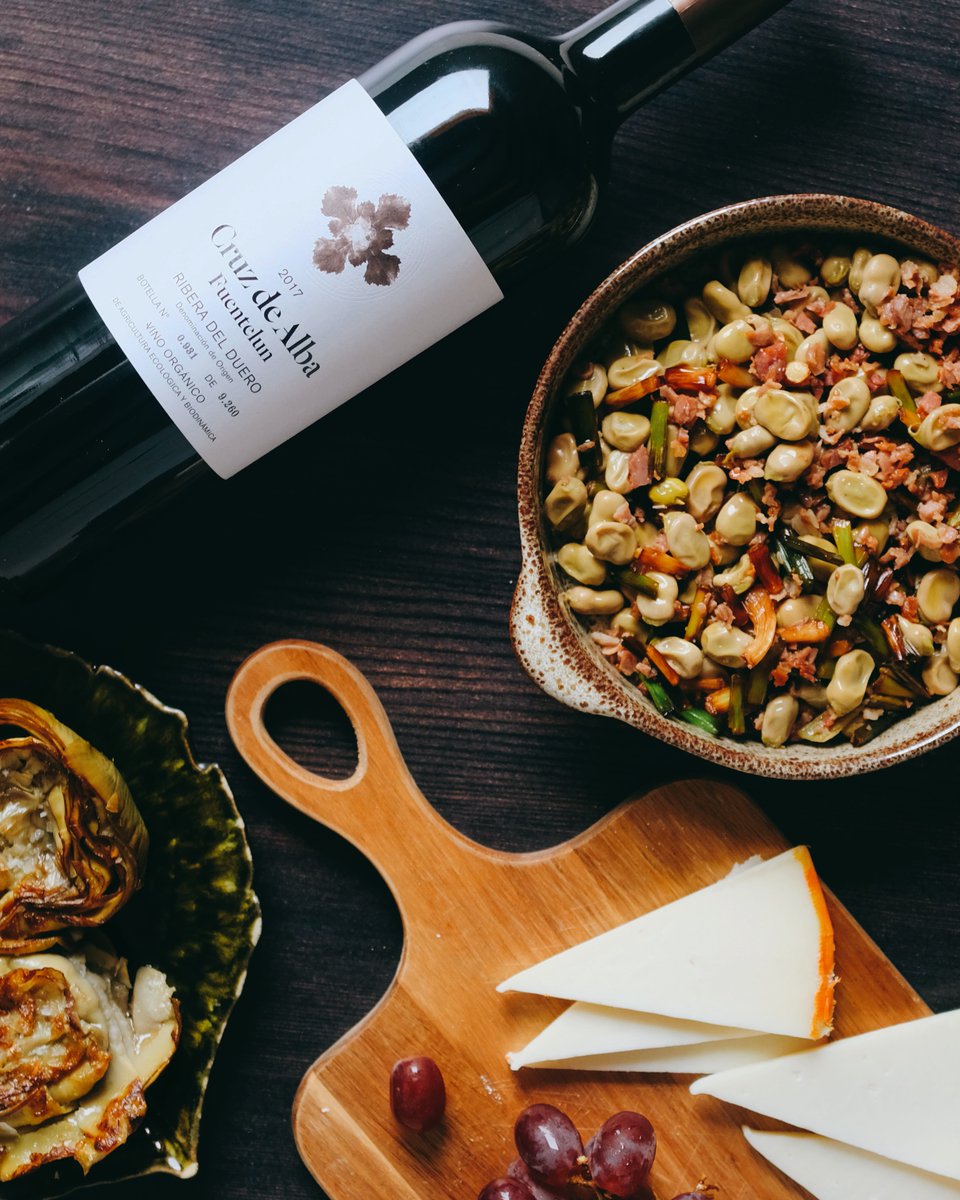 El maridaje es la unión de comida y bebida con el fin de elevar las sensaciones que nos darían por separado. 

Tradicionalmente los dividimos en dos tipos:

ARMONÍA: semejanza de sabores y aromas.
CONTRASTE: aparentemente opuestos generan un nuevo rol en el paladar.