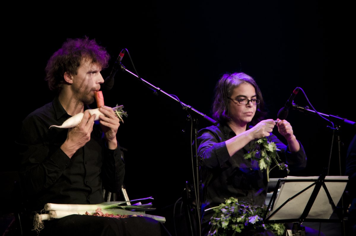 Tavira1520's tweet photo. Realiza-se, no dia 04 de junho, entre as 10h00 e as 12h00, no Mercado Municipal, o workshop “Construção de instrumentos musicais com vegetais", seguindo-se, pelas 21h30, no Mercado da Ribeira, o espetáculo “The Vegetable Orchestra”.

https://t.co/AwUZkJJ0X1 https://t.co/BJDKH0ubru