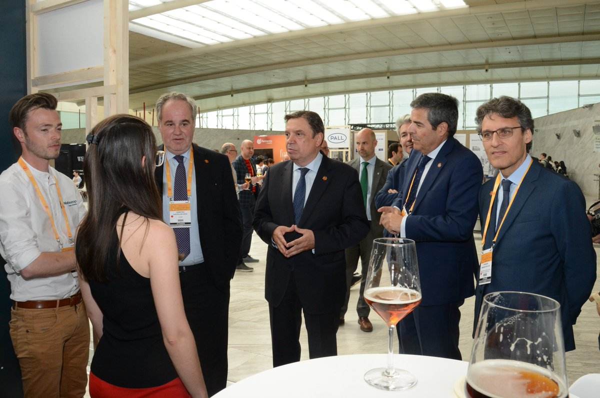 Malteurop's tweet photo. 📢 As the Spanish Minister of Agriculture, Sir Luis Planas, come to meet our team at the European Brewery Convention Congress in Madrid, booth P29 🍻
More info & registration ➡️ https//brewersforum.eu/
#intermalta #intermaltacraft #luisplanas #ebc #congress #barley #malt #beer https://t.co/LBqCRnWwiP
