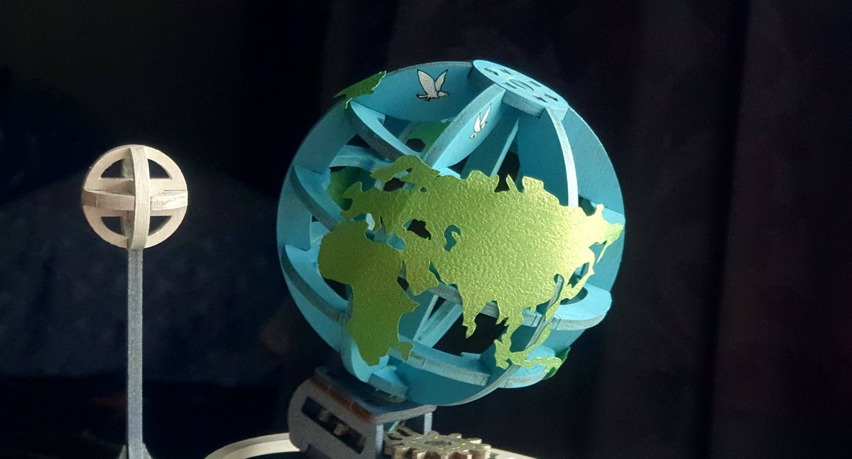 UGEARS_models's tweet image. A #Tellurion is a clever mechanism that depicts the movements of the sun, Earth, and moon. In this #Ugears model, one turn of the handle equals one rotation of the #Earth on its axis. Assemble the kit yourself and watch the days and years go by. Photo by Azai Lo.