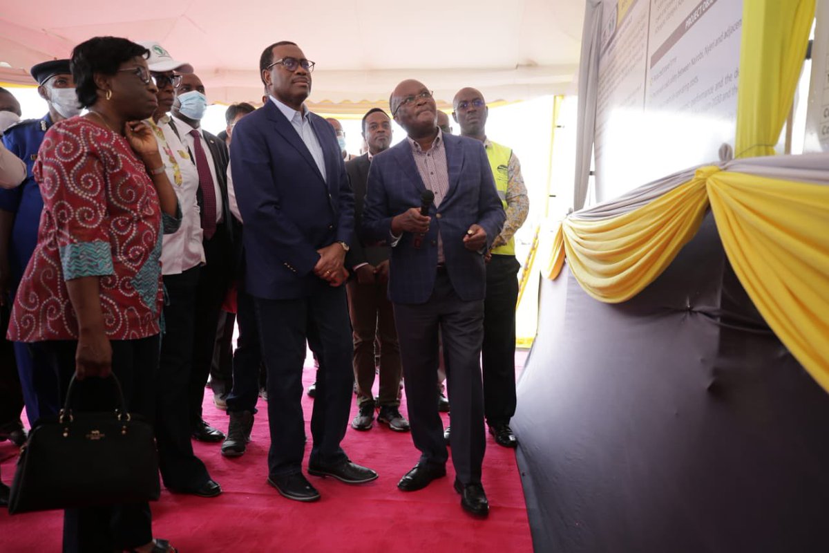 Pres @akin_adesina, who arrived in #Nairobi this morning, visited the Bank-supported Kenol-Sagana-Marua Highway Improvement Project, part of #Kenya’s section of the Cape2Cairo trans-Africa highway. #IntegrateAfrica #AfDBinKenya 2/4