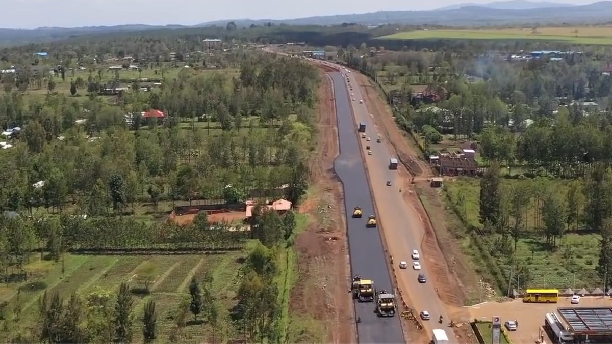 The single-lane paved road (1st 📸) is now being upgraded to a 2-lane dual carriageway (2nd 📸). @AfDB_Group is co-financing the 84km Kenyan segment of the highway with €178m. Africa Growing Together Fund (€31m) + the Government of Kenya (€49m) are the other financiers. 3/4