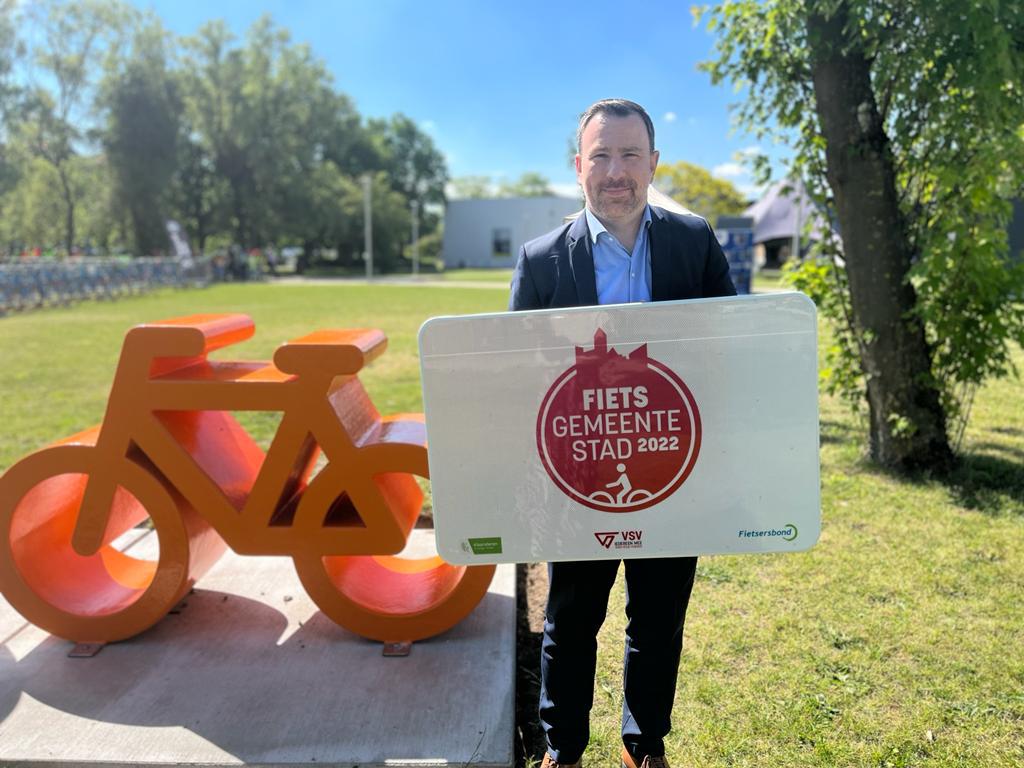 stevenmathei's tweet photo. Stad Peer werd daarnet verkozen tot fietsgemeente van 2022. Met veel dank aan alle medewerkers, inwoners en fietsers van #StadPeer🍐! Dit geeft een extra boost om op de ingeslagen weg te blijven doorgaan en volop te blijven inzetten op fietsinfrastructuur en -cultuur! #Peerfietst https://t.co/ahZAMmKDb9
