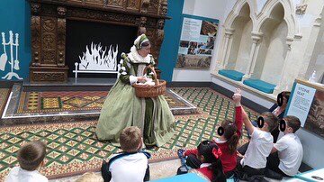 RAGriggsauthor's tweet image. Had a brilliant time with this lively group @NewtAbbMuseum a couple of weeks ago #historyinterpreter #DEVON #museums #elizabethan