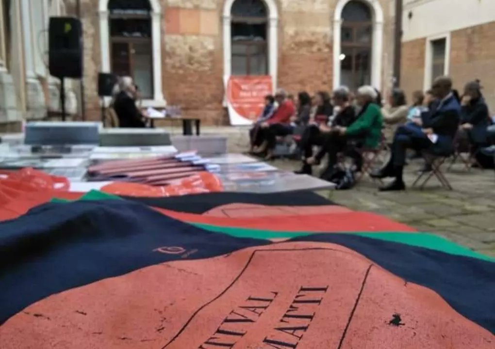 PROGRAMMA
eccoci, Fedtival dei Matti, XII edizione dal 23 al 26 giugno
"Favole identitarie"

23 giugno M9
24 giugno Accademia di Belle Arti alle Zattere
25 e 26 giugno Teatrino di Palazzo Grassi 

Il programma è visibile e scaricabile in pdf qui:  

festivaldeimatti.org/programma-2022/