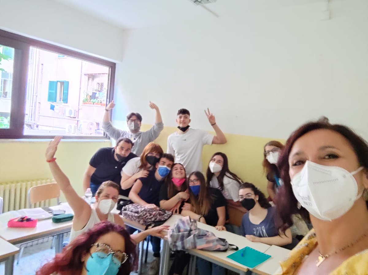 iesmhernandez's tweet photo. JOB SHADOWING EN ILS CHARLES DARWIN EN ROMA
Con la temática de Healthy high school, hemos conocido la forma de trabajar en el instituto y visto proyectos tan interesantes con la depuración del agua a través de las algas. https://t.co/h2cdvx30jd