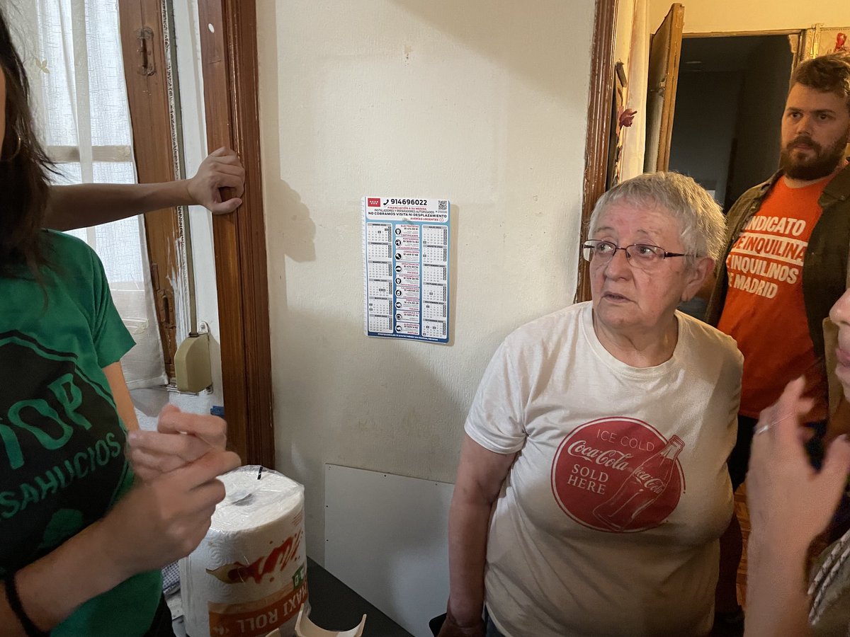 JairoExtre's tweet photo. Estamos en casa de Teresa, de 72 años. Lleva décadas viviendo en la calle Argumosa. Hoy está previsto su desahucio por una empresa que quiere convertir el bloque en pisos turísticos y le subió el alquiler de 350 a más de mil euros al mes. Lleva en lucha desde 2018 https://t.co/HlW1W8jrqx