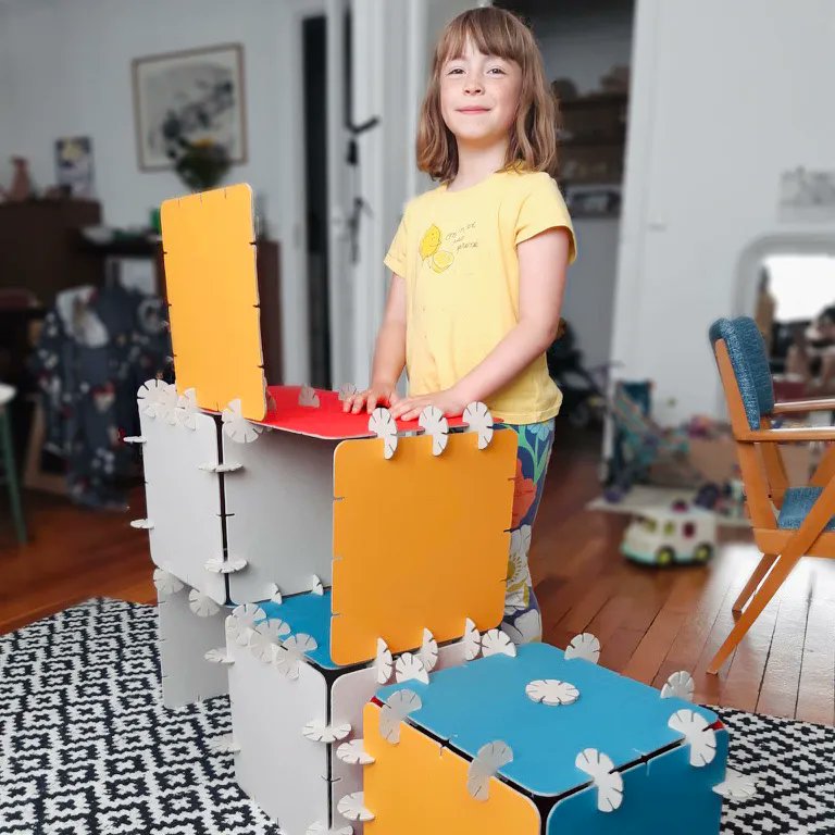 happysquarescom's tweet image. 🤓 Designer Suzanne has created some new classy furniture with her Happy Squares: a dressing table and a matching little table!
🤗 It is so much joy to discover what children create with their sets! 

#ArchitectureKids 
#littlearchitect 
#futurearchitect