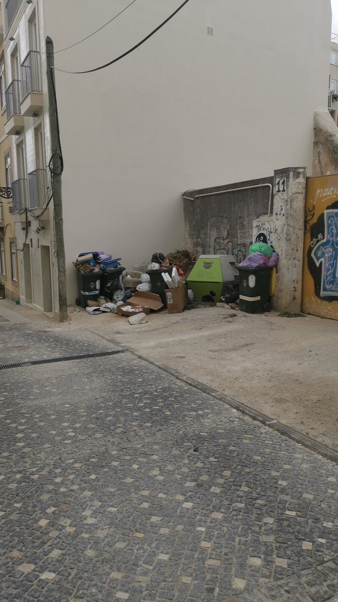 VoltDistLisboa's tweet photo. A gestão Novos Tempos, previa no seu programa a reorganização da Higiene Urbana em lisboa, mas a única coisa visível é o lixo espalhado e acumulado por todas as ruas.
Promessas que ficaram na gavetaenquanto perseguem a obsessão pela altera ao da ciclovia da Alm Reis. https://t.co/KJsweIHW9O
