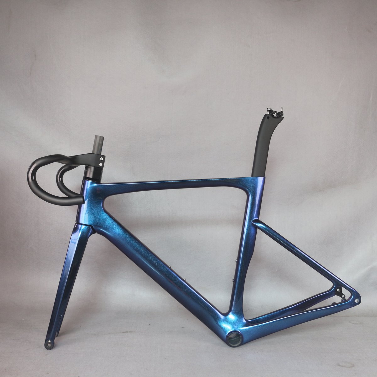 SeraphRose5's tweet image. chameleon Paint Full hidden cable Disc Road Frame TT-X21 BB86 bottom bracket Front 100*12mm，Rear 142*12mm，Max Tire 32C #paintframe #Discroad #fullhiddencable #cycle #bikelife #rider #bicycledesign #bicyclelove #BB86 #chameleon #Discroad #Aeroroadbike