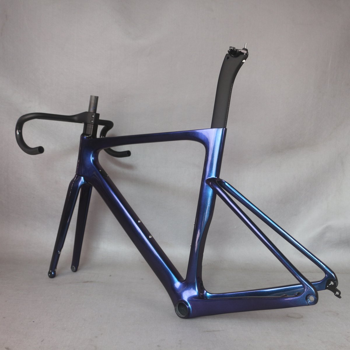SeraphRose5's tweet image. chameleon Paint Full hidden cable Disc Road Frame TT-X21 BB86 bottom bracket Front 100*12mm，Rear 142*12mm，Max Tire 32C #paintframe #Discroad #fullhiddencable #cycle #bikelife #rider #bicycledesign #bicyclelove #BB86 #chameleon #Discroad #Aeroroadbike