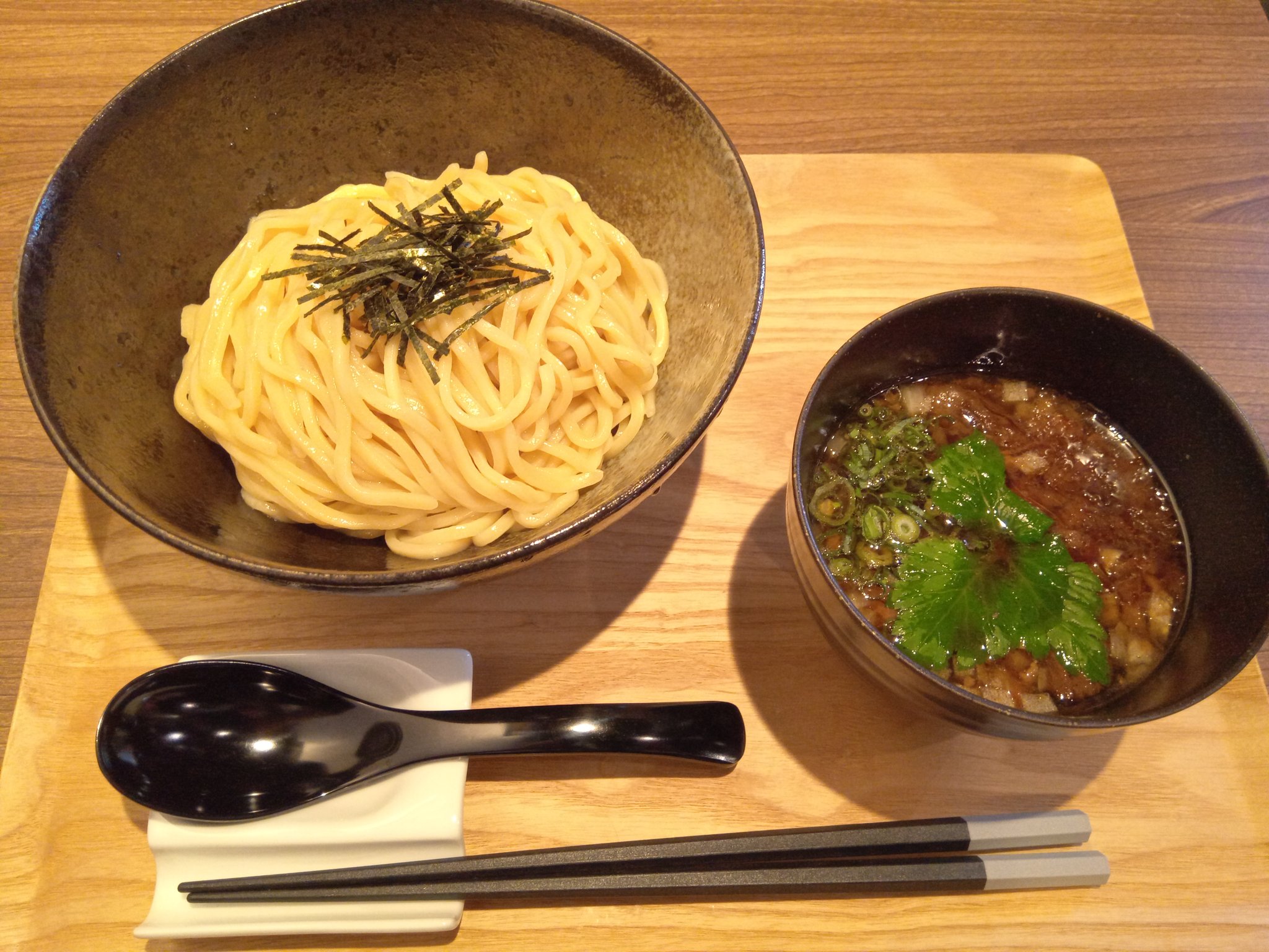 喫茶シロイヌ ラーメン屋の新店ハンターと呼ばれる人達 オープンして半年経ちますが未だに誰も来ません もう新店扱いもしてくれないんだろなぁ 笑 手打ちの自家製太麺を使った牛スジつけ麺 そこそこ美味しいので食べてみて下さい ラーメン好きと