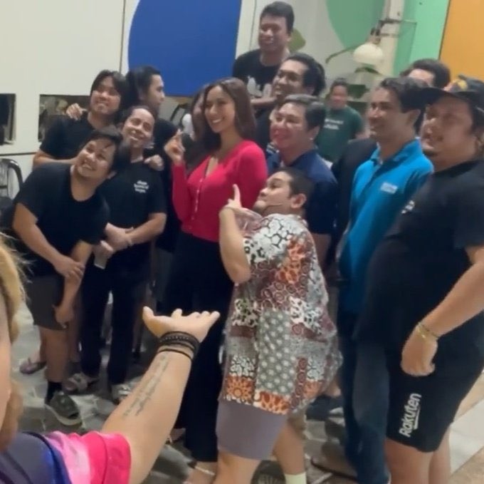 SamLySizzies's tweet photo. Nag face reveal na ang SamLy Stans na mga cameraman. Thank you po! Chariz haha https://t.co/AB20fjxV4x